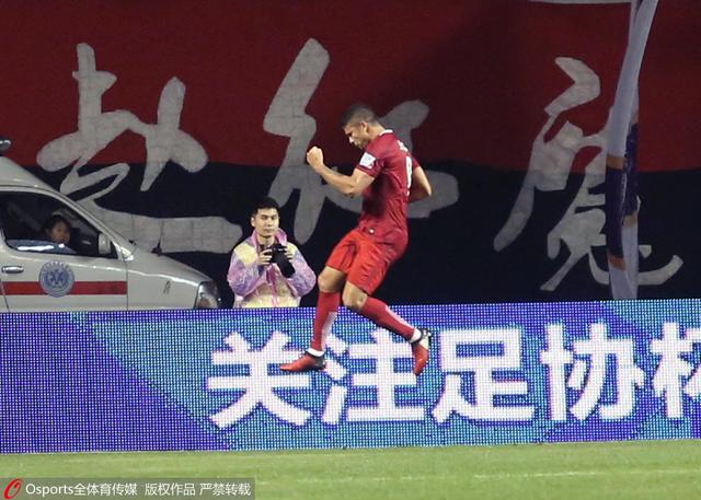 格里戈里是个富二代，养尊处优、日子过得没法无天。一次，格里戈里玩得其实过分火，他老爸终究忍无可忍，决议采纳很是手段教育败家子。他和老友、一名精力病学家一路“设局”——二人将一座烧毁的村落重建成了19世纪的气概，并筹谋了一场对格里戈里的“车祸”。因而，当格里戈里从车祸中醒来时，发现本身“穿越”回到19世纪！并成了一个有钱人家的“奴隶”。